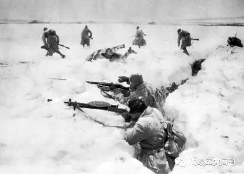 1941年冬季在冰天雪地里与德军顽强战斗的苏军战士，他们为保