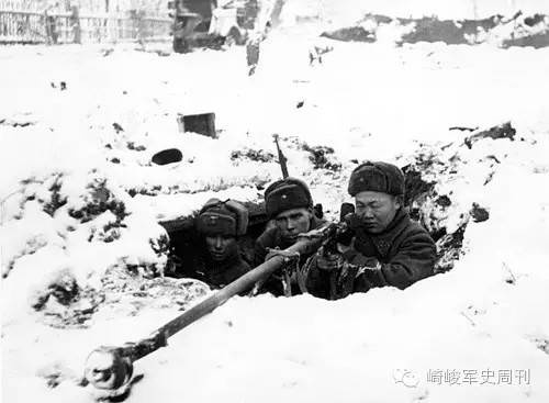 1941年冬季在莫斯科前线的一座散兵坑内，两名苏军战士操纵一